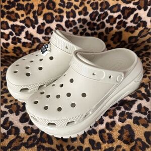 Crocs Mega Crush Clog in Bone W8